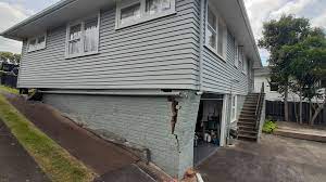 truck crashes into auckland houses