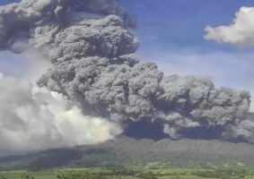 volcano-erupts-in-philippines-more