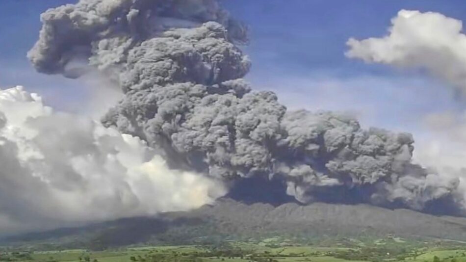 volcano-erupts-in-philippines-more